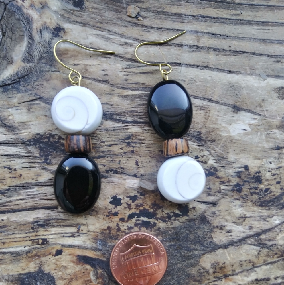 Topsy Turvy Earrings in Onyx and Opercule - Picture 2 of 4